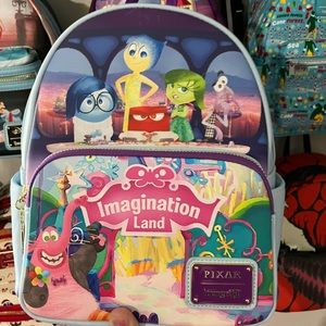 Cleaning out closet. This bag is new and in need of a good home ❤️